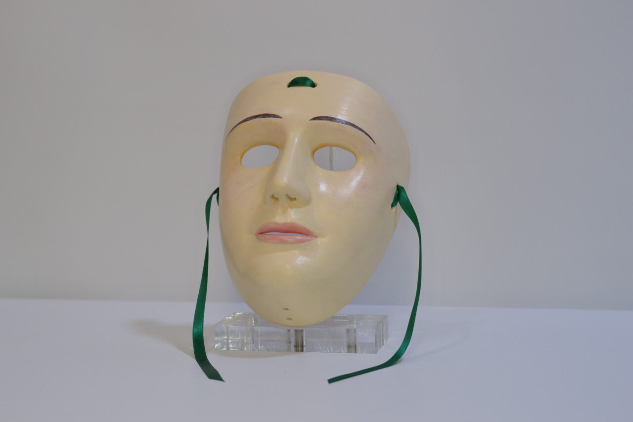 Maschera de Su Componidori del gremio di San Giuseppe in ceramica di Manis