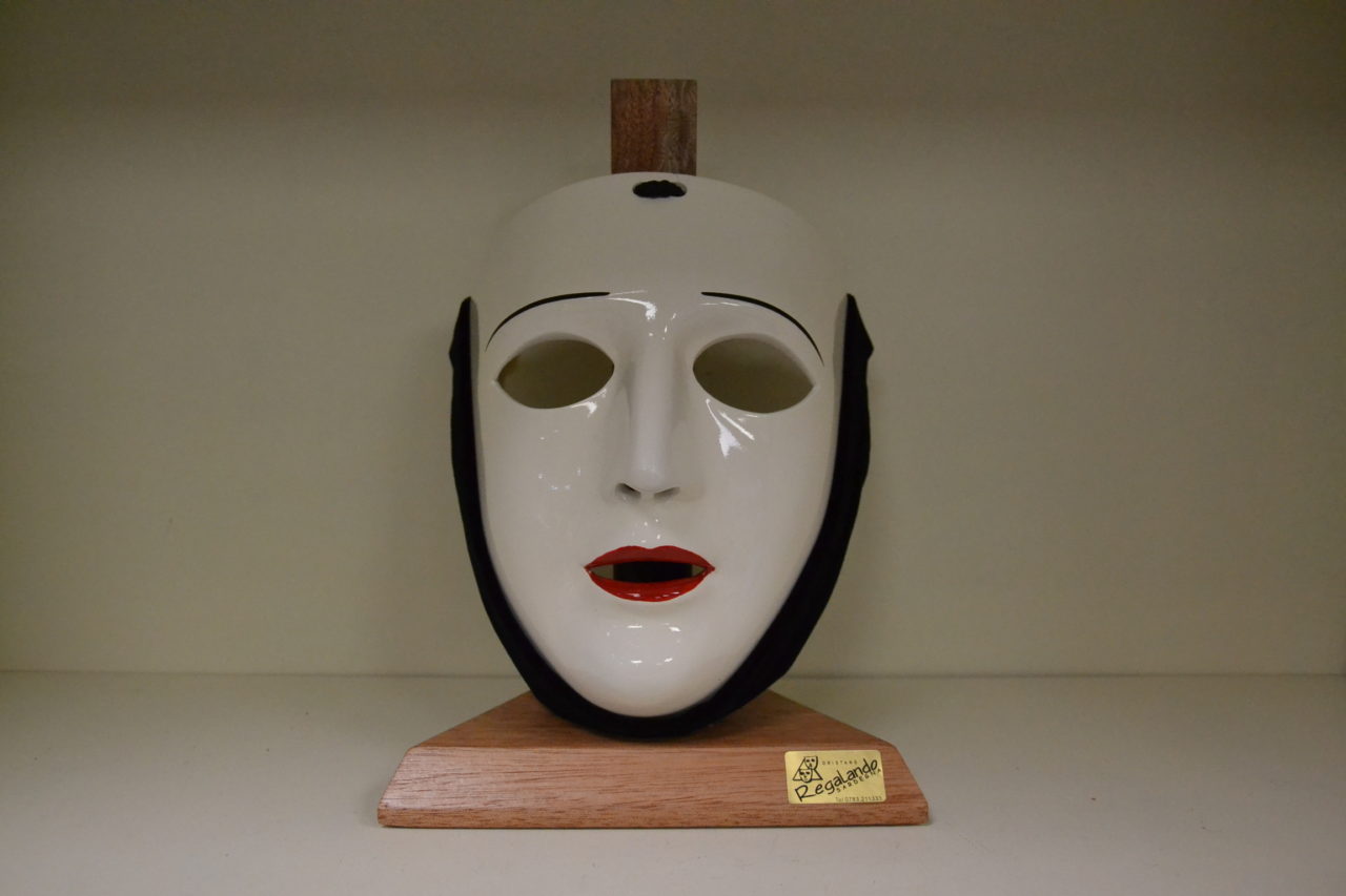 Maschera indossabile cavalieri Sartiglia bianca truccata in resina – Pippia