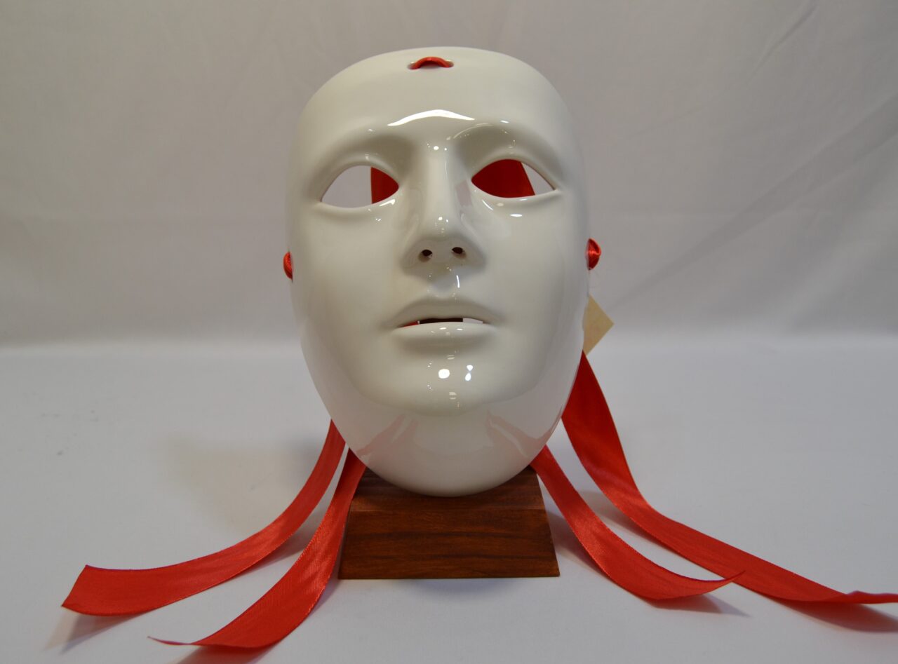 Maschera Sartiglia bianca in ceramica di Manis