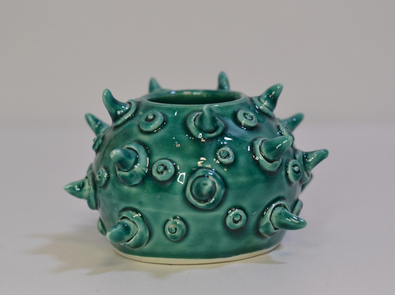 Riccio di mare in ceramica con aculei verde acqua