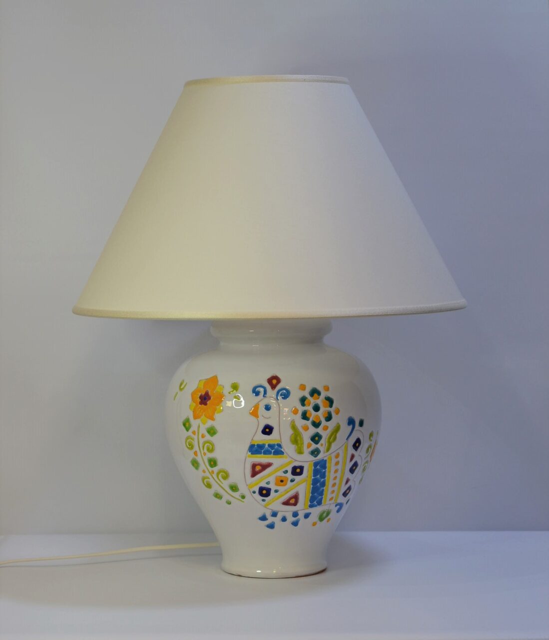 Lampada in ceramica da tavolo con decoro pavoncella sarda – Loddo