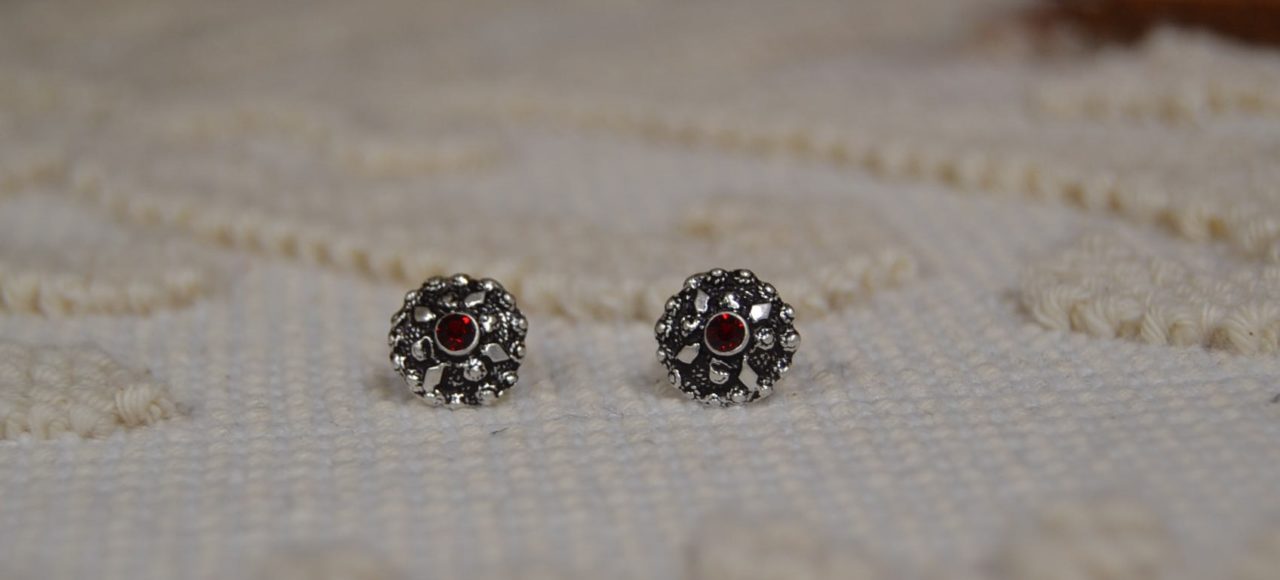 Orecchini con bottone in argento brunito e pietra rossa – Filu & Trama