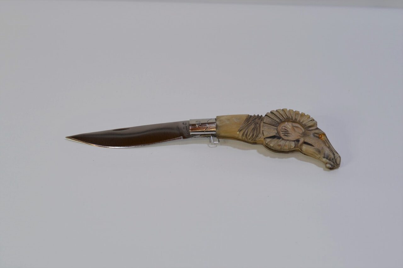 Coltello mezza scultura testa di muflone, in corno di montone, con lama da 10cm in acciaio – Tatti