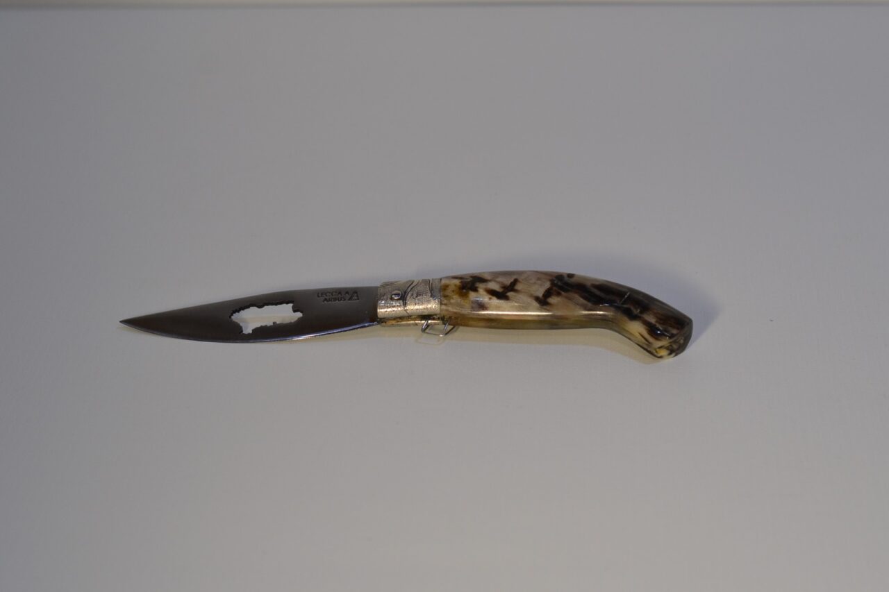 Coltello tipologia Arburesa da scanno, manico in corno di montone e lama in acciaio da 10 cm, con incisione della Sardegna -Lecca
