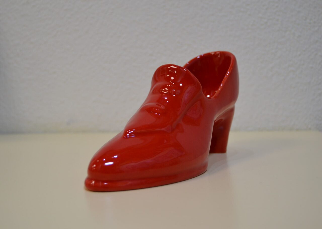Scarpetta Rossa in ceramica-Simbolo delle Vittime di Femminicidio