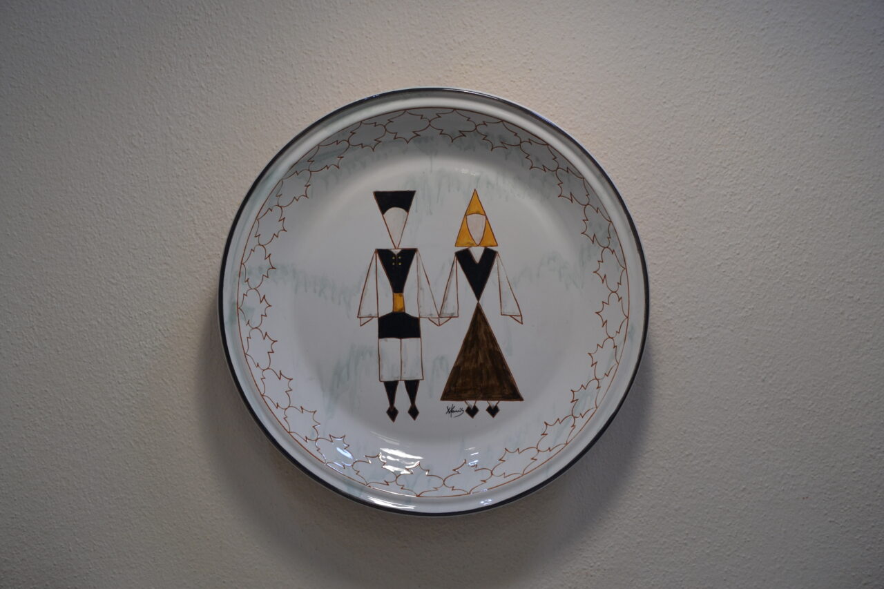 Piatto in ceramica decoro con coppia in costume sardo