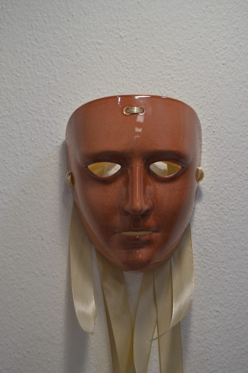 Maschera Sartiglia color ruggine prodotta artigianalmente da ceramiche Manis