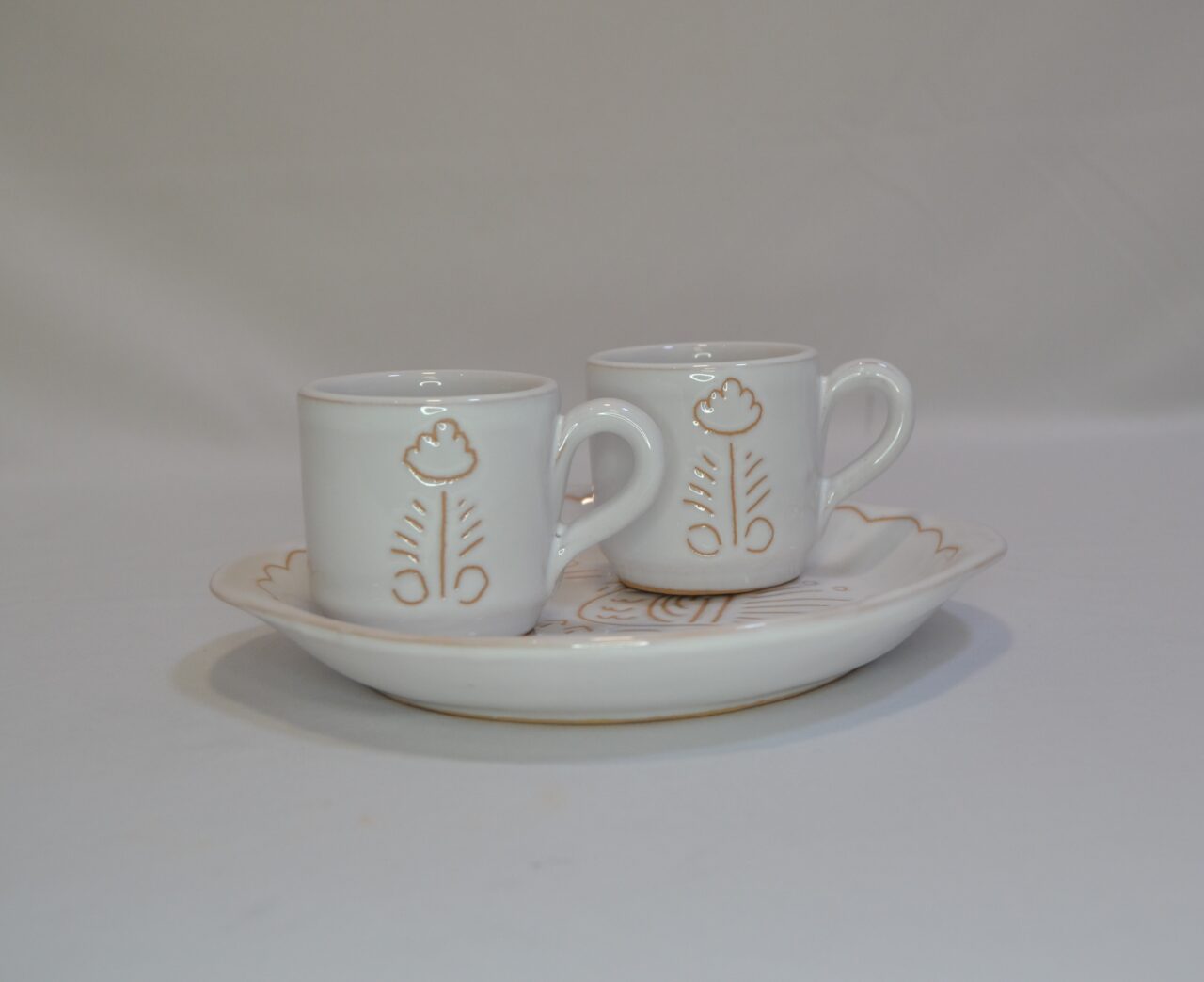 Vassoio con due tazzine da caffè in ceramica con incisione gallinella di Artis
