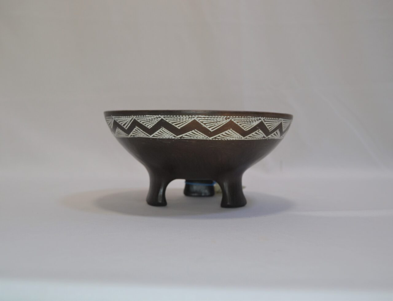 Tripode Campaniforme- Vaso in ceramica artistica sarda con tre piedini Villa Abbas