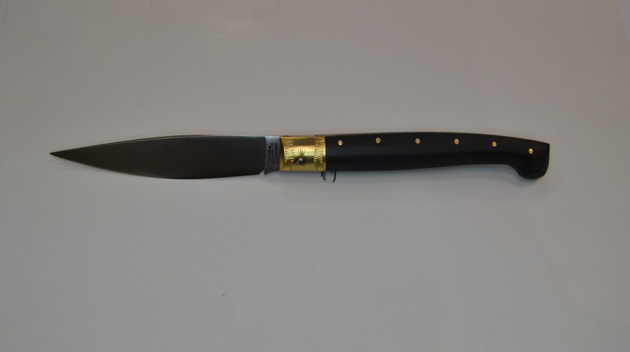 Coltello da cm 12 col manico di resina nera e la ghiera in ottone Vittorio Mura