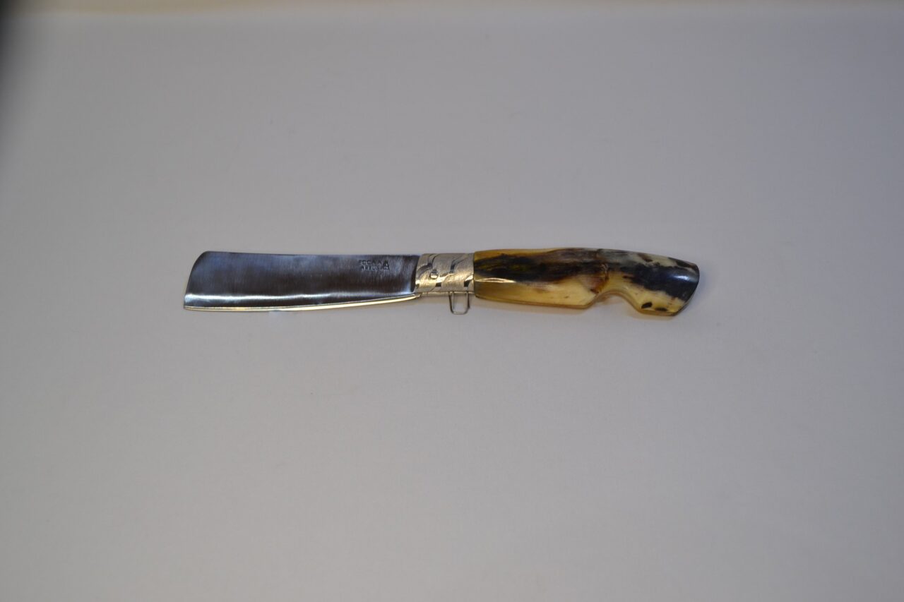 Coltello monolitico in corno di montone, tipologia mozzetta, con inserto taglia sigari da cm 11 di Andrea Lecca