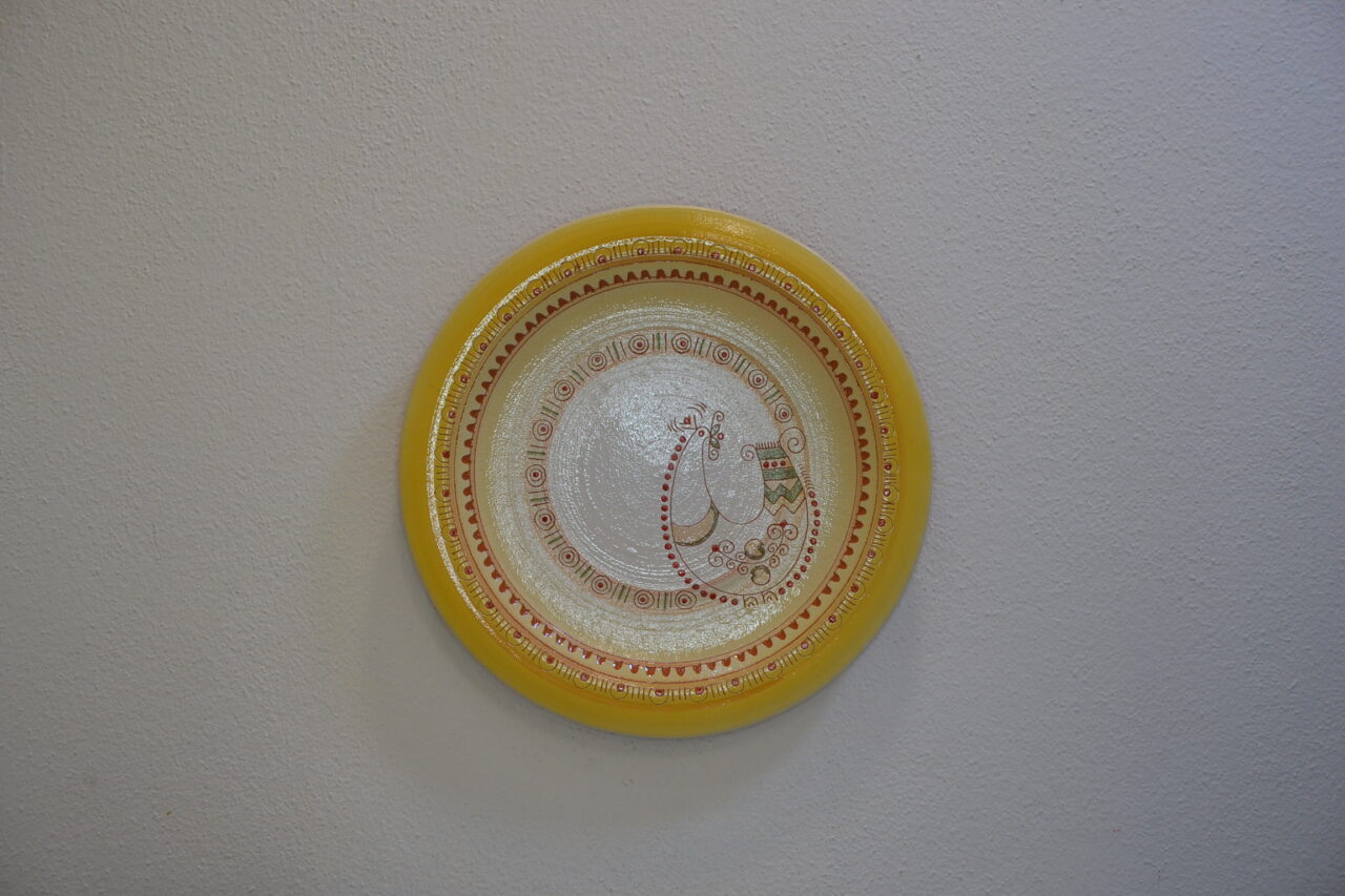 Piatto centrotavola in ceramica con decoro pavoncella C.M.A Oristano