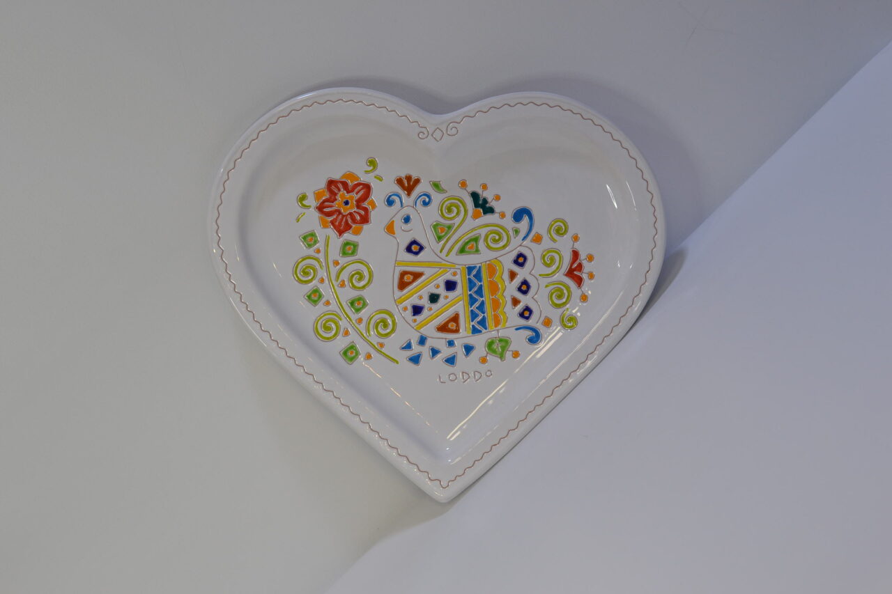 Piatto a forma di cuore con decoro Pavoncella Sarda – ceramiche Loddo