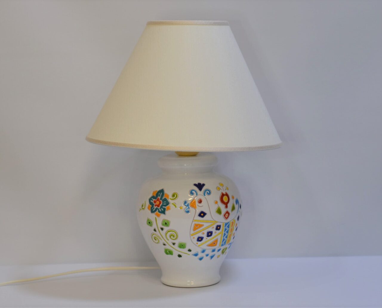 Lampada in ceramica da tavolo con decoro pavoncella sarda – Loddo