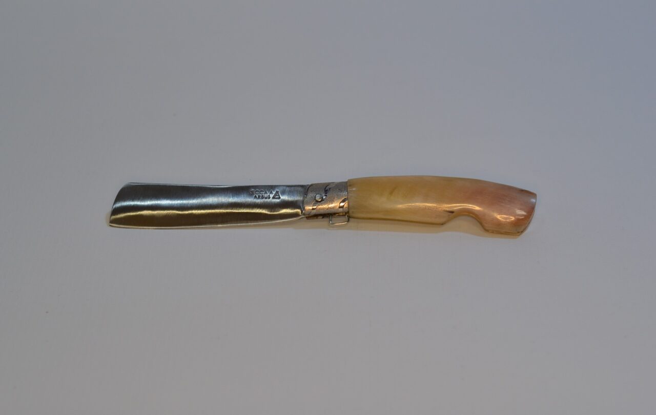 Coltello tipologia mozzetta, con lama da 10 cm, manico in corno di montone con inserto taglia sigari – Andrea Lecca