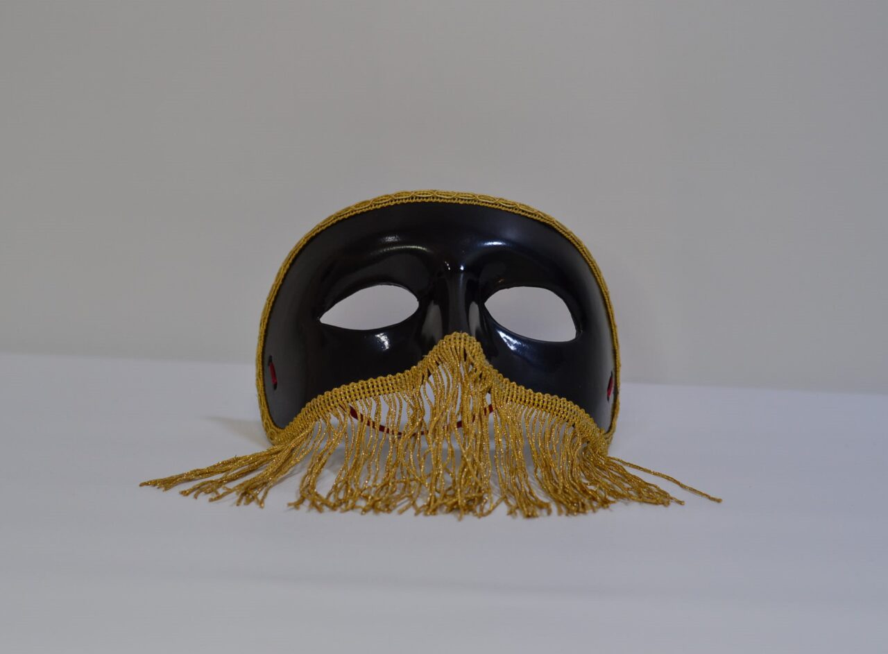 Maschera dei tamburini della Sartiglia Oristano nera e dorata in resina