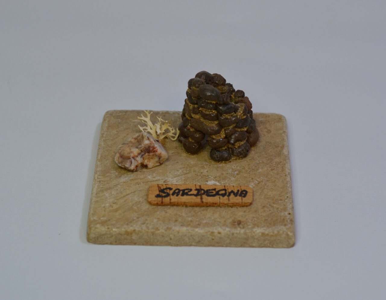 Riproduzione Nuraghe in pietra in artigianato sardo