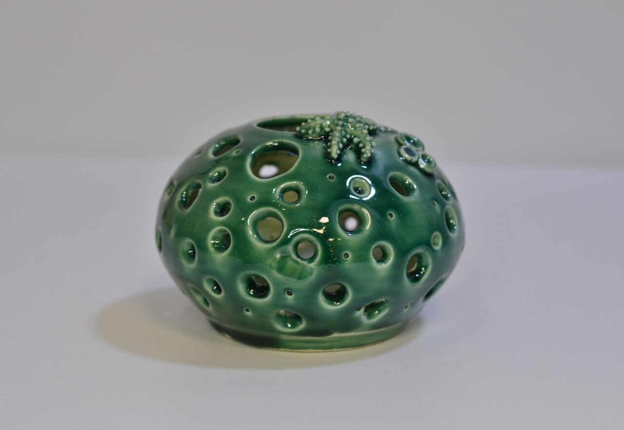 Vasetto traforato in ceramica rappresentante riccio di mare con stella marina – ceramiche Atzei