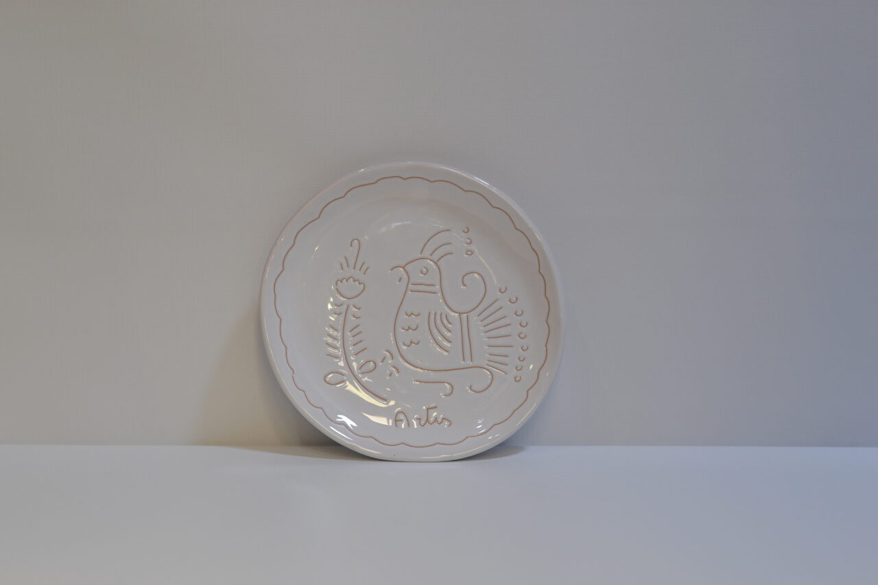 Piatto in ceramica con incisione pavoncella sarda di Artis