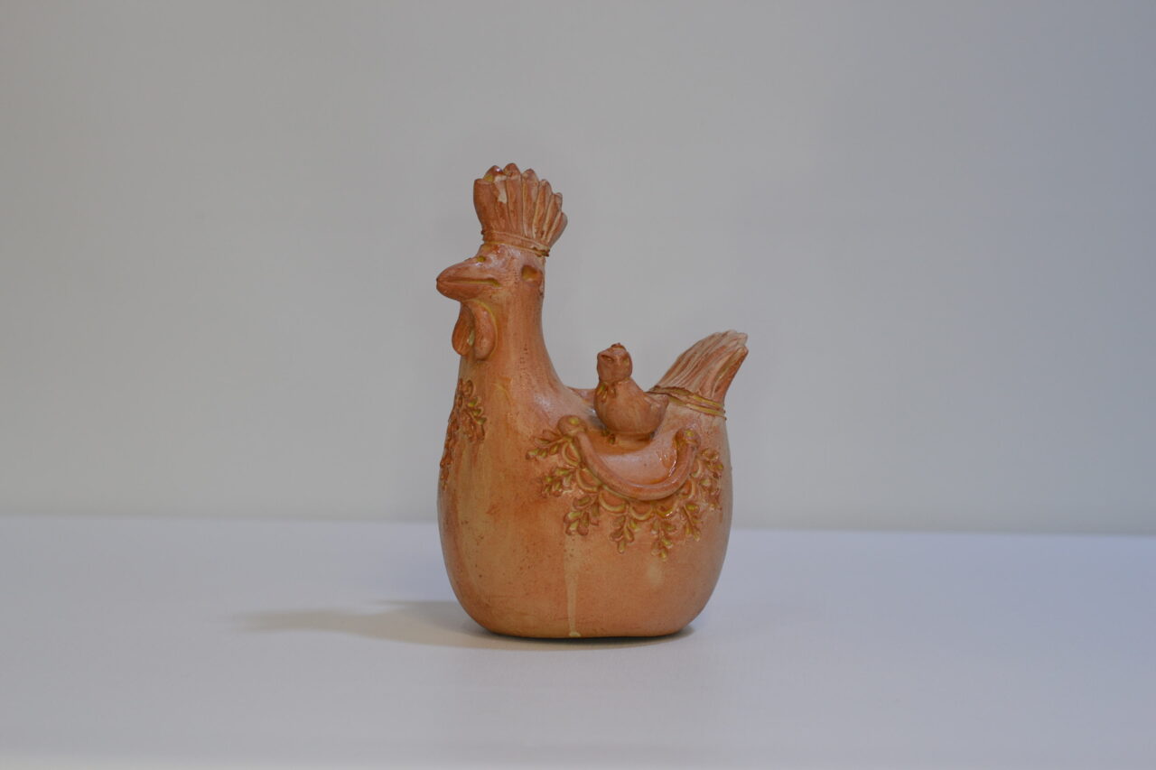 Gallinella in ceramica sarda con pulcino – ceramiche Farci