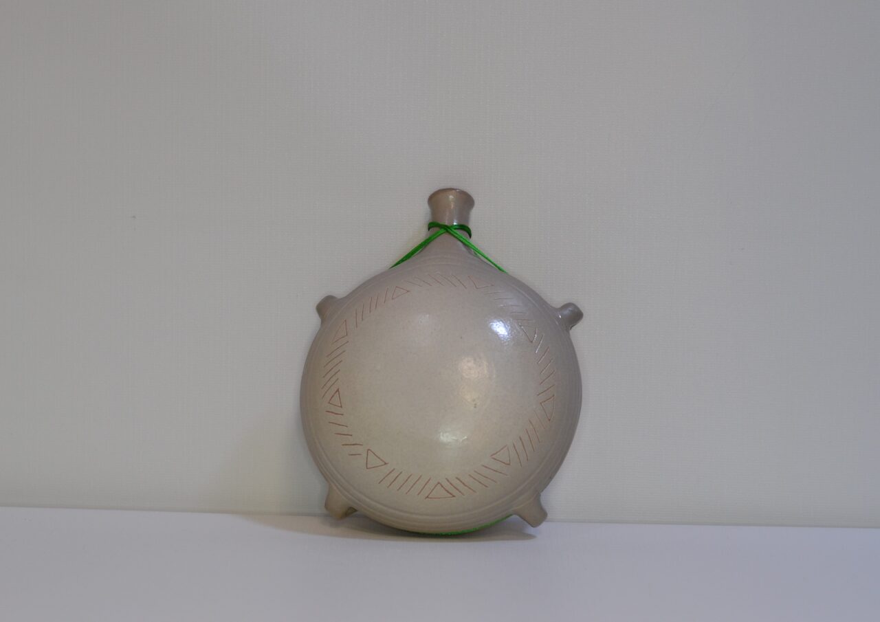 Fiaschetta in ceramica sarda con decoro – C.m.a.