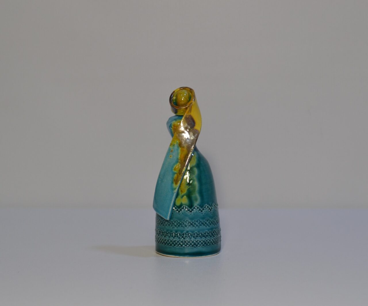 Donna sarda in ceramica “Tzia” rappresentante la Dea Madre – Ugo Serpi