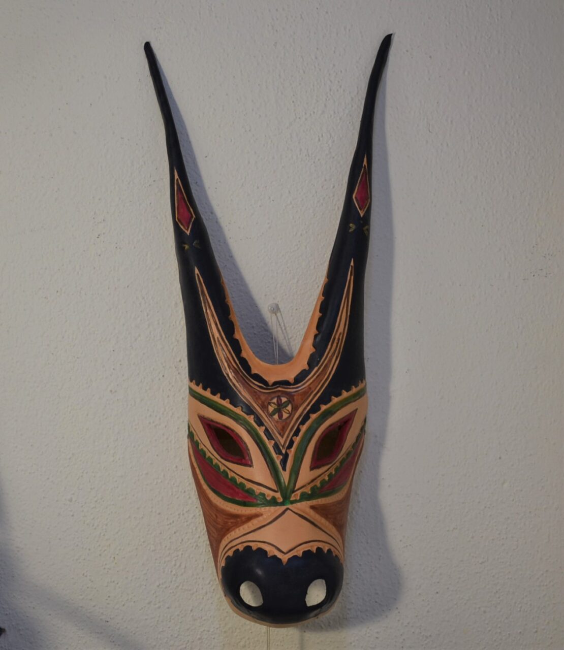 Maschera Boes di Ottana, in pelle dipinta – Safir