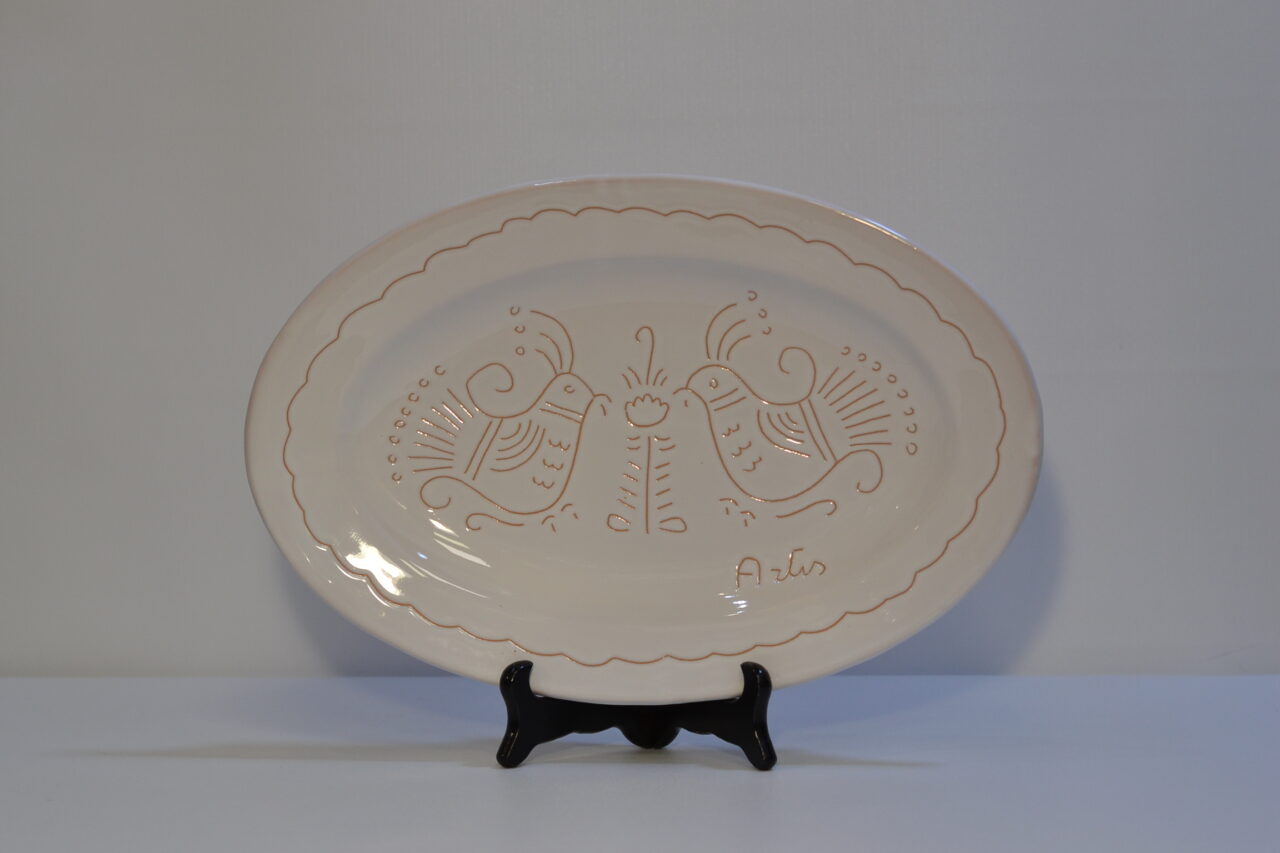 Piatto o centrotavola ovale in ceramica con incisione pavoncella sarda – Artis