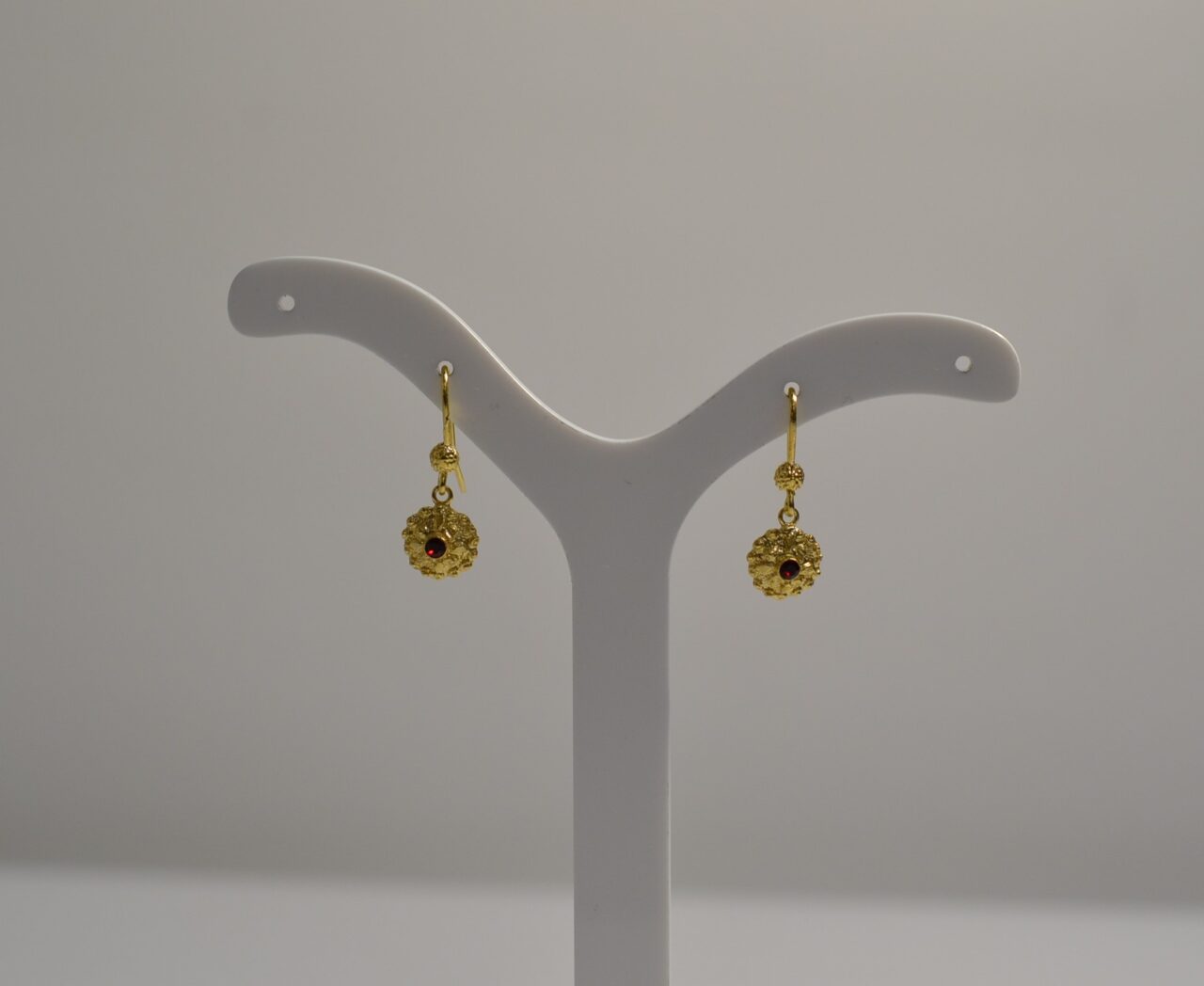 Orecchini pendenti con bottone in argento dorato – Filu & Trama