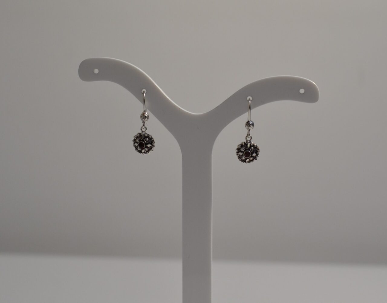 Orecchini pendenti con bottone in argento brunito – Filu & Trama
