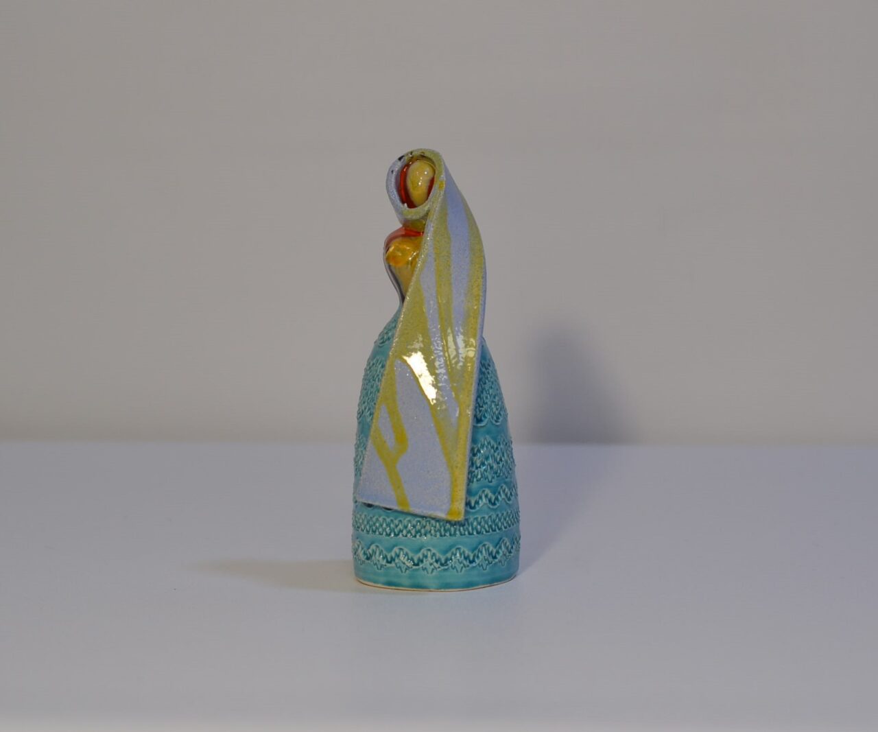 Donna sarda in ceramica “Tzia” rappresentante la Dea Madre – Ugo Serpi