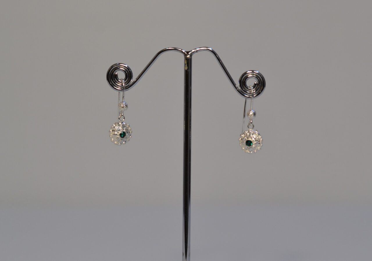 Orecchini pendenti con bottone in argento e pietra verde – Filu & Trama